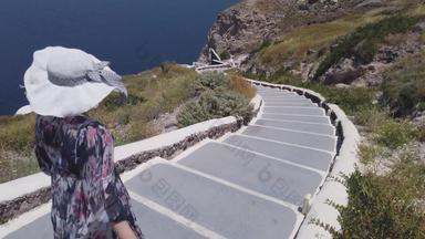 旅行旅游快乐女人醒着的楼梯圣托里尼岛希腊岛屿希腊欧洲女孩夏天假期参观著名的旅游目的地有趣的微笑aio慢运动