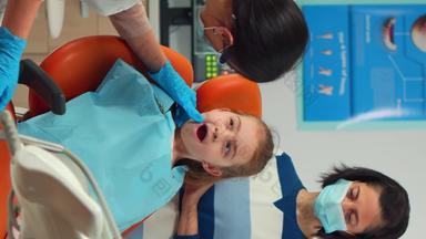 垂直<strong>视频口腔</strong>学家医生检查牙健康年轻的病人