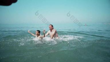 男人。儿子<strong>溅水</strong>夏天假期年轻的有吸引力的男人。有趣的热带海滩日落