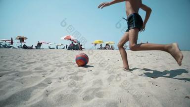 快乐儿子玩足球足球海滩伟大的时间夏天假期生活方式假期幸福快乐概念慢运动