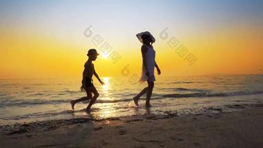 旅游旅行假期可爱的家庭有趣的海滩日落妈妈。儿子走海滩玩电影<strong>替身</strong>拍摄