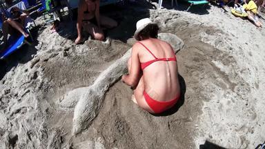 朋友使形状沙子海滩