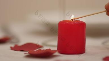 情人节一天晚餐表格男人。服务员情人照明红色的爱蜡烛浪漫的晚餐情人节情人节爱时尚快乐心礼物情人节一天可爱的卡爱概念