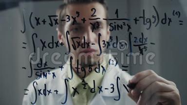 人类科学家把积分方程写在玻璃上。 数学家解决数学问题..