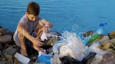 利特尔儿童志愿者清理海边。 安全生态概念。