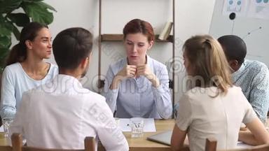 不同的员工<strong>围坐</strong>在桌子旁听老师接受知识