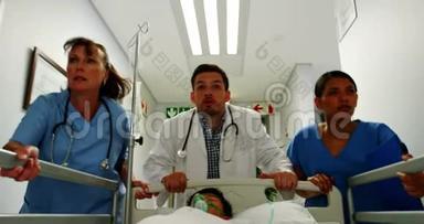 医生和护士在急诊病房催病人