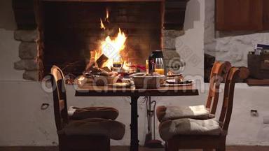 壁炉旁的椅子和桌子，美味的膳食准备，等待情侣，浪漫的晚餐，精致的<strong>菜肴</strong>