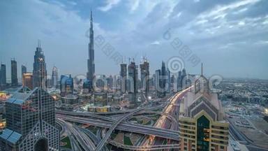 在迪拜，迪拜，阿拉伯联合王国，豪华的迪拜城，从白天到夜晚，看<strong>现代化</strong>的摩天大楼和繁忙的夜间高速公路