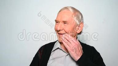 有趣的老人笑着用手捂住嘴。