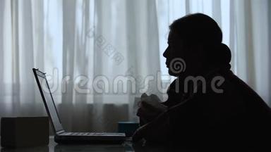 负责任的病女编辑在家工作，在笔记本电脑上阅读文章