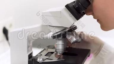 实验室使用显微镜的科学家研究员。 医疗保健技术和药物研究