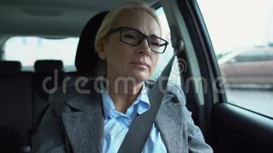 坐在车里的女人扭着麻木的脖子，试<strong>图</strong>伸展它，<strong>颈椎</strong>