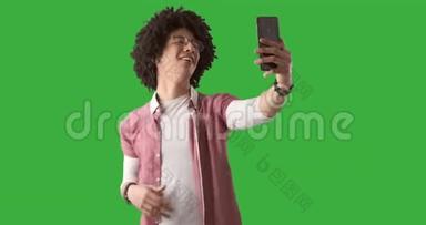 男子使用手机进行绿色背景视频通话