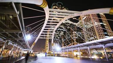 曼谷市区夜间，萨特霍恩大桥交叉口(；曼谷地标)；