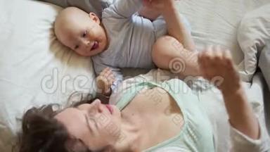 快乐宝宝和妈妈在床上互相看着.. 早上好，妈妈`天