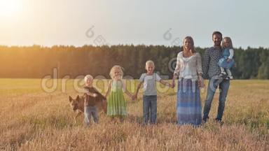 一个<strong>六人</strong>的大家庭和一个牧羊<strong>人</strong>在田野里摆姿势。