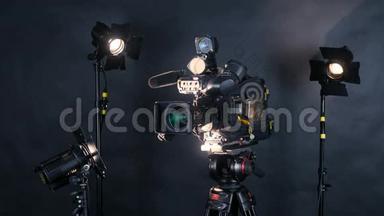 专业数码摄像机，摄像机，摄像机隔离在黑色背景上的电视SRudio。