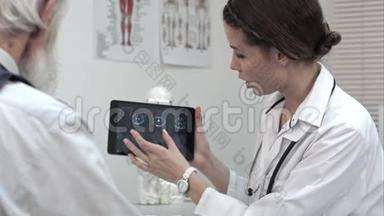 医生在和病人谈药片上的脑部扫描。