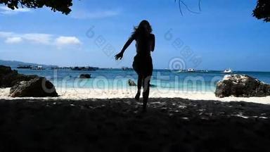年轻的金发女孩带着岩石和微笑沿着白色海滩<strong>奔跑</strong>。 我觉得很<strong>自由</strong>。