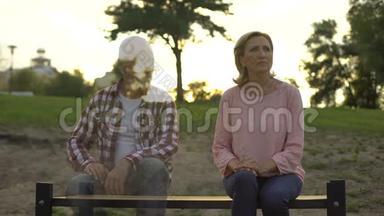 <strong>沮丧</strong>的老妇人坐在长凳上，丈夫出现在旁边，<strong>失落</strong>，回忆