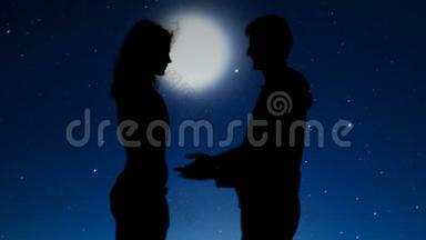 浪漫的情侣牵着手在星空下接吻，恋爱