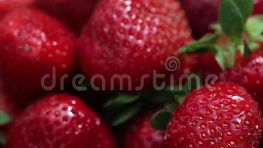 令人垂涎欲滴的红草莓。 新鲜草莓。 红色背景上的草莓。 最好的红色草莓质地。