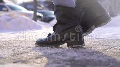 徒步行人在冰上行走，洒上防滑试剂，慢慢地