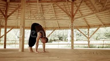 专业瑜伽老师在高山抚宁中心展示光滑倒立