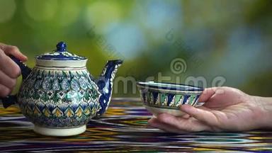 乌兹别克斯坦撒马尔罕市亚洲咖啡馆的年轻女孩在皮亚拉喝茶