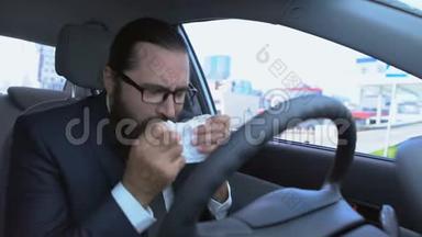 男人用纸巾打喷嚏，开车时过敏，流感症状