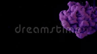 水下黑色紫罗兰色墨水。 <strong>彩色</strong>紫色油漆在<strong>水中</strong>反应，形成抽象的云层，烟雾扩散