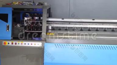 大幅面喷墨印刷机站在印刷车间。 工业打印机的全景。 4k