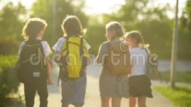 四个朋友要上学了。 他们有很多乐趣，因为今天是他们在学校的第一天。