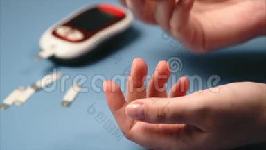 女人做血糖测试。 糖尿病自我检测。