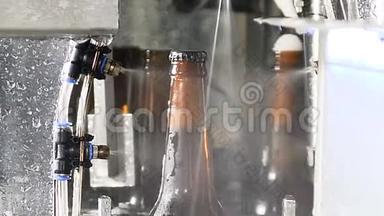 啤酒厂的概念。 啤酒厂。 自动啤酒瓶生产线。 最后一部分啤酒瓶生产的特写镜头