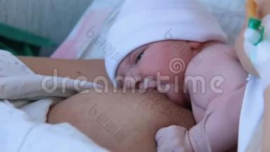 母亲抱着新生儿拥抱和母乳喂养她的婴儿，婴儿<strong>头部</strong>的特写，温柔和母亲的关怀。