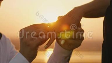 结婚戒指戴指手触摸夕阳新娘新郎新娘结婚求婚蜜月