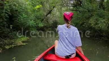 在湖边划独木舟