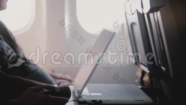 在移动平板视频播放器设备上近距离观看飞机乘客视频的侧面视图，使其更接近自己。