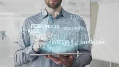 品牌、商业、营销、品牌、广告词云，<strong>也</strong>是留胡子的人在平板电脑上制作的全息图