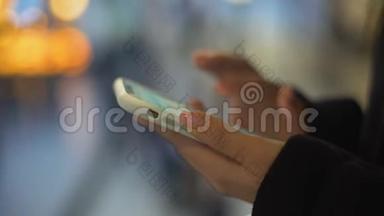 女士在智能手机上打字，站在购物中心，免费无线连接