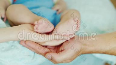 手掌爸爸妈妈保持小脚宝宝的脚。