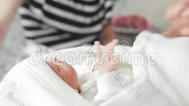 妇产医院-医院的员工正在给一个新生婴儿襁褓中