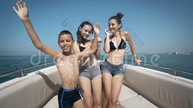 快乐的青少年正在船上跳舞
