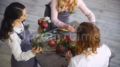 三位年轻英俊的厨师花匠在鲜花水果店做水果和蔬菜花束