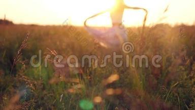 年轻女子在稻草中享受大自然和阳光