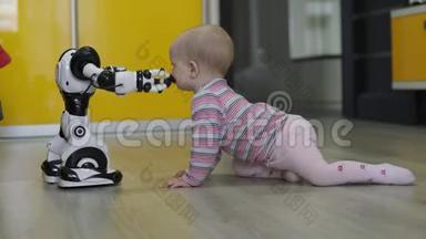 小女孩仔细地看着玩具机器人，和他一起跳舞。 现代机器人技术