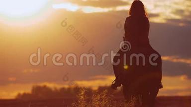 年轻女子骑马，夕阳西下