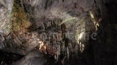 带有石灰石柔毛的波托尼亚洞穴